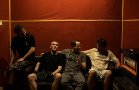 tragoydia-stis-stoes-o-neos-diskos-ton-profil-me-moysiki-vgalmeni-apo-tin-kardia-kai-tin-psychi-tis-mpantas-732595