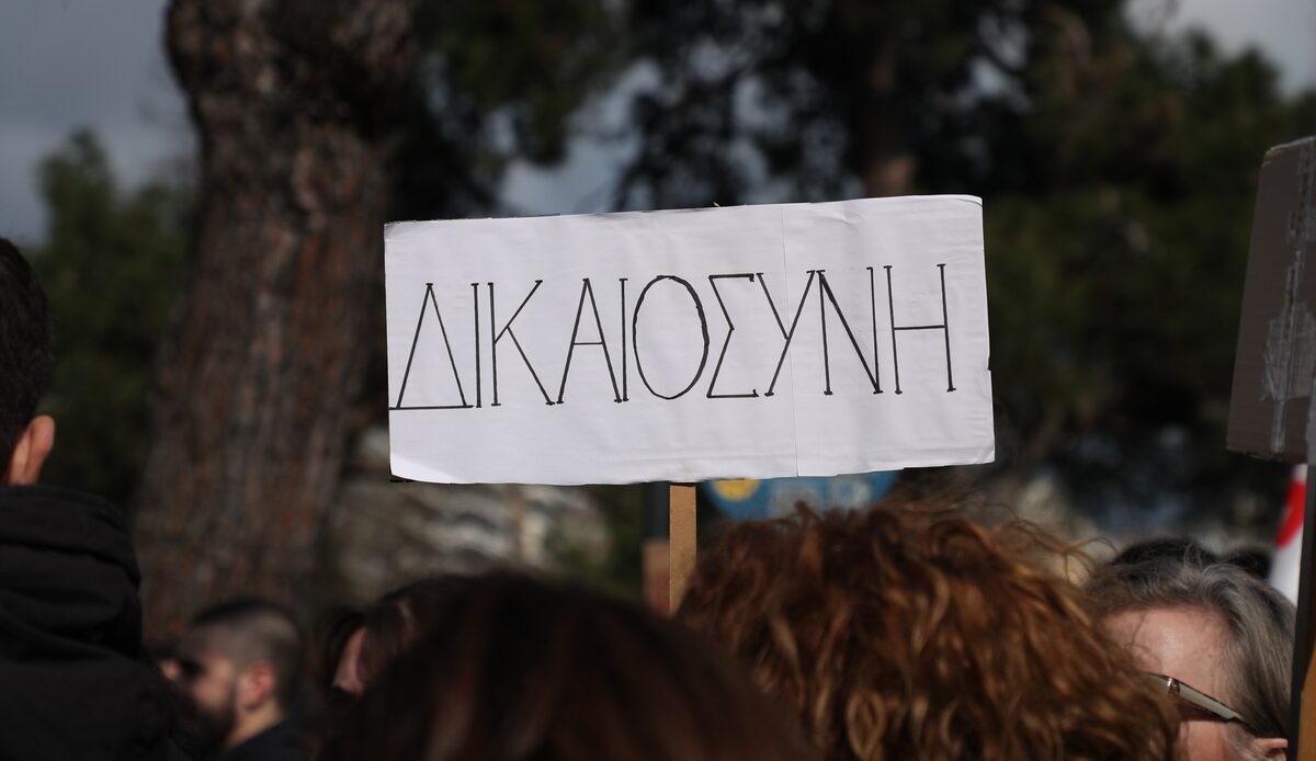 Τέμπη / Αρχίζει η πολύκροτη δίκη – Η δικογραφία, οι κατηγορούμενοι και το μήνυμα των συγγενών των θυμάτων