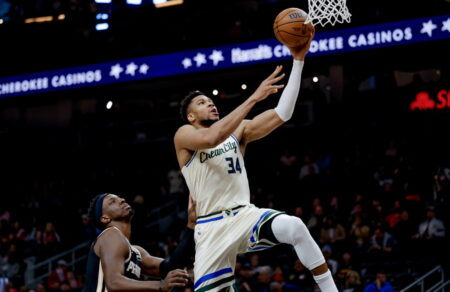 giannis-antetokoynmpo-etoimazetai-na-grapsei-pali-istoria-mazi-me-ta-dyo-aderfia-toy-thanasi-kai-alex-747031