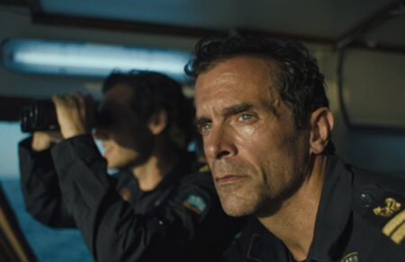 i-was-a-stranger-o-omar-si-synanta-ton-konstantino-markoylaki-kai-tin-aggeliki-papoylia-se-mia-tainia-gia-tin-prosfygiki-krisi-754454