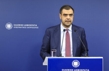 tsakalotos-kata-marinaki-gia-ta-prosfygika-anatrichiastiki-dilosi-me-olo-to-oplostasio-tis-akrodexias-745814