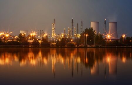 polemos-sti-mesi-anatoli-pente-ypoyrgoi-oikonomikon-tis-ee-zitoyn-forologia-sta-yperkerdi-ton-etaireion-energeias-745836