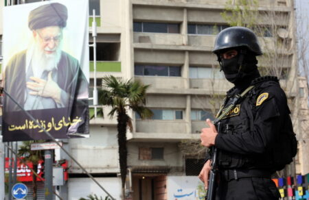 live-blog-mesi-anatoli-o-proedros-toy-iran-zitise-ekecheiria-leei-o-tramp-diapseydei-katigorimatika-i-techerani-744072