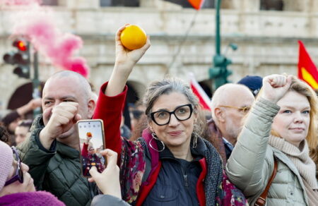 frantseska-almpaneze-kateschesan-to-spiti-tis-eisigitrias-toy-oie-gia-tin-palaistini-den-echei-oyte-trapeziki-karta-750019