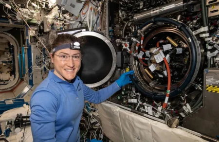 artemis-ii-to-viral-vinteo-me-tin-kristina-koch-na-agkaliazei-ton-skylo-tis-749633