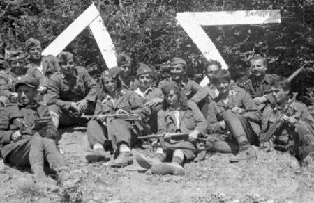 tainiothiki-leyka-ori-ena-ntokimanter-gia-tin-antistasi-stin-kriti-to-antartiko-kai-tis-fylakes-itzedin-756264