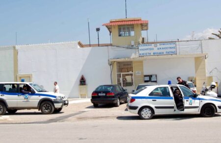 fylakes-agioy-stefanoy-nekros-46chronos-kratoymenos-sto-keli-toy-754887