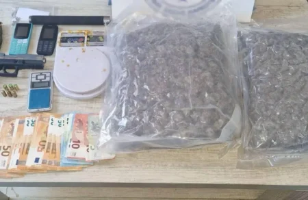 patra-synelifthisan-proin-astynomikos-kai-o-gios-toy-gia-ypothesi-narkotikon-vrethikan-opla-kai-metrita-755279