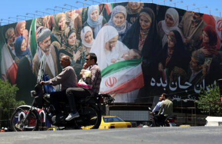 mesi-anatoli-amerikanika-pligmata-sto-notio-iran-chamenei-se-ipa-den-yparchei-pleon-asfales-katafygio-stin-periochi-768282