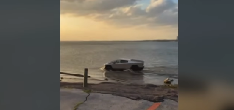 Τέξας / Οδηγός έριξε Tesla σε λίμνη για να δοκιμάσει λειτουργία του και συνελήφθη
