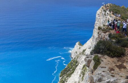 zakynthos-toyristas-epese-ston-gkremo-pano-apo-to-nayagio-plana-diasosis-poy-kovoyn-tin-anasa-768194