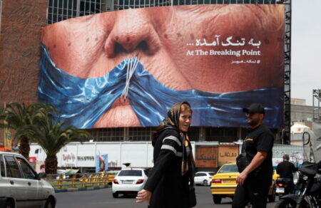 iran-to-anoigma-ton-stenon-toy-ormoyz-perielamvane-i-protasi-poy-aperripse-o-tramp-758247