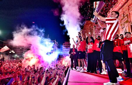 olympiakos-olonychtioi-panigyrismoi-ton-opadon-toy-se-oli-ti-chora-foto-vinteo-767868