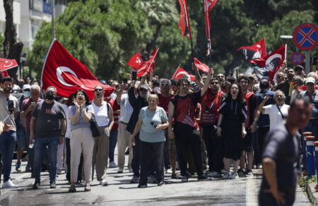 agkyra-chiliades-ypostiriktes-toy-ozgkioyr-ozel-stoys-dromoys-emfylios-stin-toyrkiki-antipoliteysi-770390