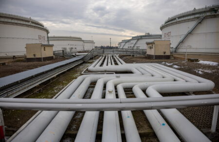 bloomberg-i-ee-syzita-pagoma-toy-anotatoy-orioy-timon-rosikoy-petrelaioy-770504