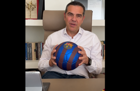 alexis-tsipras-paroysiase-ta-chromata-toy-neoy-kommatos-me-mpala-tis-mpartselona-767632