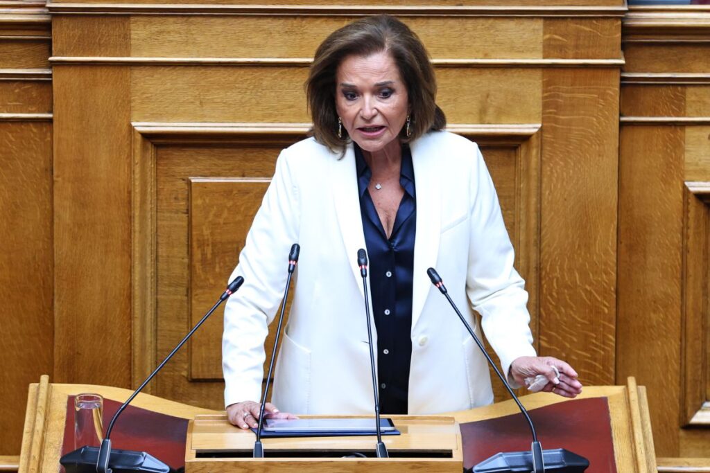 Ντόρα Μπακογιάννη / Διαφωνεί με την κυβερνητική πρόταση για την θητεία ΠτΔ – «Βέλη» για το δημοψήφισμα του 2015