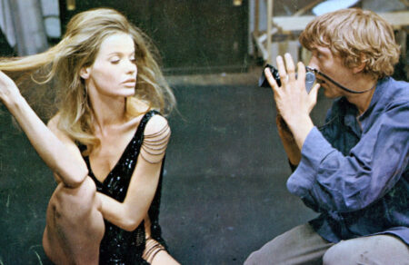 60-chronia-blow-up-i-proti-agglofoni-tainia-toy-mikelantzelo-antonioni-poy-timithike-me-chryso-foinika-stis-kannes-775433