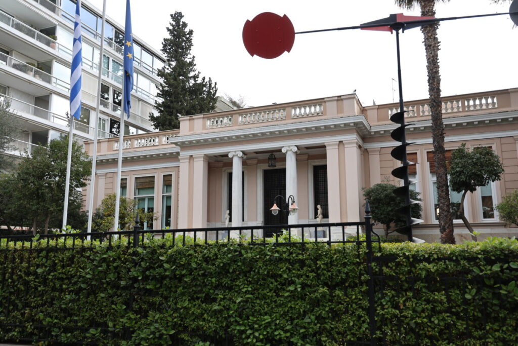 Μαξίμου / Γιατί κάνει «επίθεση αγάπης» στον Καραμανλή