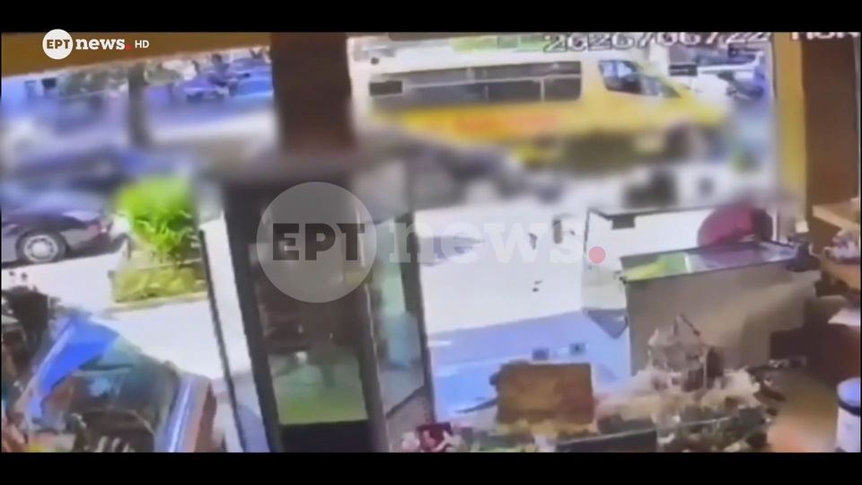 Κερατσίνι / Κινηματογραφική καταδίωξη από τα Μέγαρα κατέληξε σε σύγκρουση με σχολικό λεωφορείο