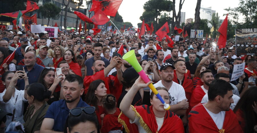 Αλβανία / Η μαζικότερη διαδήλωση ενάντια στα τουριστικά σχέδια Ράμα
