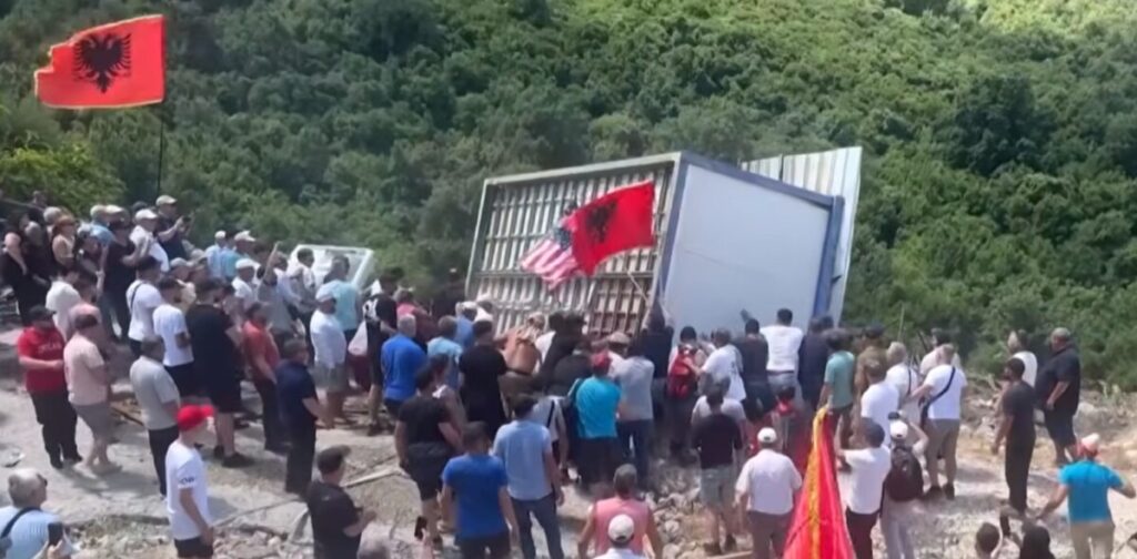 Αλβανία / Κλιμακώνονται οι αντιδράσεις για το σχέδιο Κούσνερ