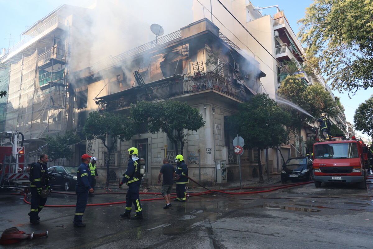 Φωτιά σε διώροφο κτίριο στην Καλλιθέα