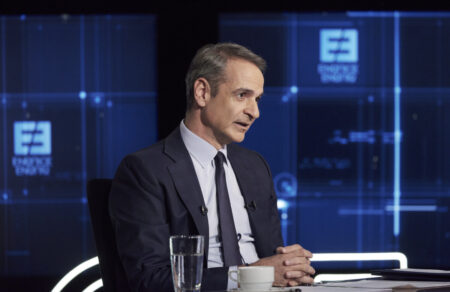 mitsotakis-adiki-i-kritiki-apo-karamanli-kai-samara-ti-eipe-gia-13o-mistho-meiosi-fpa-kai-ayxisi-misthon-mitropoliton-775378