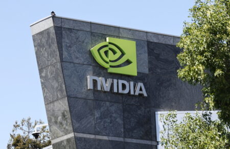 chrimatistirio-sovares-apoleies-oi-kolossoi-ypsilis-technologias-schedon-1-tris-dolaria-gia-ton-nasdaq-780652
