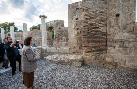 reportaz-tvxs-aplisiasta-ta-eisitiria-ligoteroi-oi-episkeptes-se-moyseia-kai-archaiologikoys-choroys-772961
