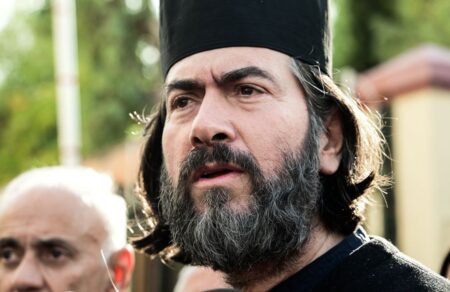 kivotos-toy-kosmoy-nea-diki-gia-ton-pater-antonio-kai-tin-syzygo-toy-778502