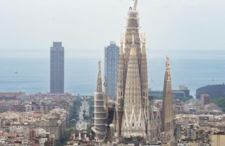 sagrada-familia-apochaireta-toys-geranoys-kai-oloklironetai-meta-apo-144-chronia-772154
