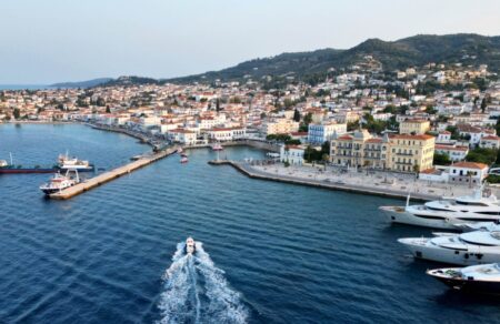 spetses-to-nisi-tis-mpoympoylinas-kai-tis-naytikis-paradosis-vinteo-777166