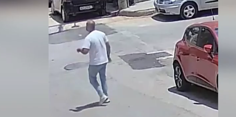 Πειραιάς / 77χρονος επιτέθηκε σε δύο αδέρφια με τρίαινα για μία θέση πάρκινγκ