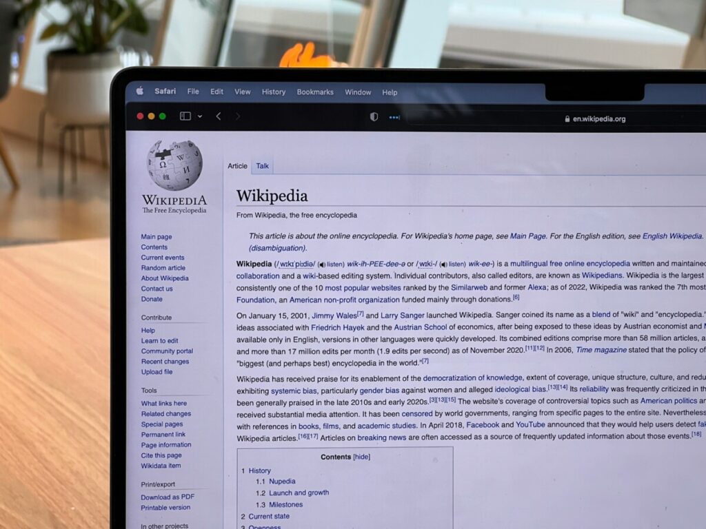 Wikipedia / Από την ελεύθερη εγκυκλοπαίδεια των «nerds» στην εποχή της πίεσης των ελίτ και της AI