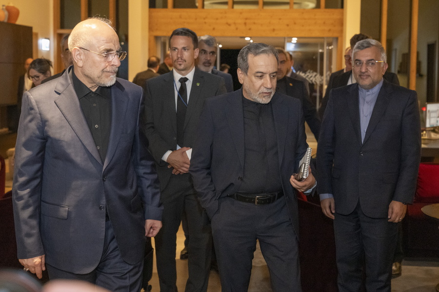 Ο Πρόεδρος του ιρανικού Κοινοβουλίου, Μοχάμεντ Γκαλιμπάφ (αριστερά), και ο ΥΠΕΞ του Ιράν, Σεΐντ Αμπάς Αραγκτσί (στο κέντρο), στη Λουκέρνη της Ελβετίας, την Κυριακή 21 Ιουνίου 2026. (EPA/URS FLUEELER)