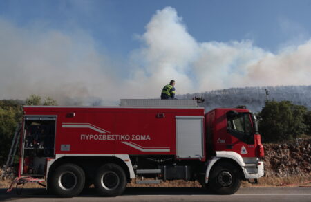 foties-choris-energa-metopa-oi-pyrkagies-se-oraiokastro-kai-oinoi-synechizei-na-epicheirei-i-pyrosvestiki-786047