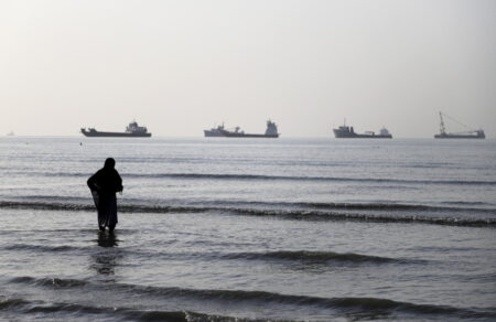 klimakosi-to-iran-epitithetai-se-ploio-kai-kleinei-to-steno-toy-ormoyz-788688