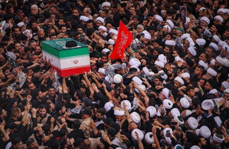 mesi-anatoli-neo-mparaz-epitheseon-ton-ipa-sto-iran-me-pligmata-se-vaseis-toy-kolpoy-apanta-i-techerani-787376