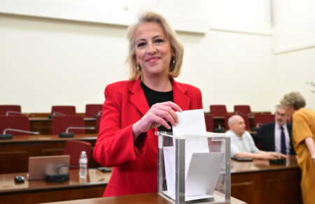 rena-doyroy-exelegi-nea-proedros-tis-ko-toy-syriza-kaneis-kai-kamia-den-perisseyei-xekiname-tin-anadiataxi-791407