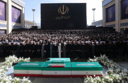 skotoste-ton-tramp-apeiles-ekdikisis-kai-epideixi-ischyos-stin-kideia-chamenei-afantos-o-neos-anotatos-igetis-toy-iran-vinteo-foto-785796