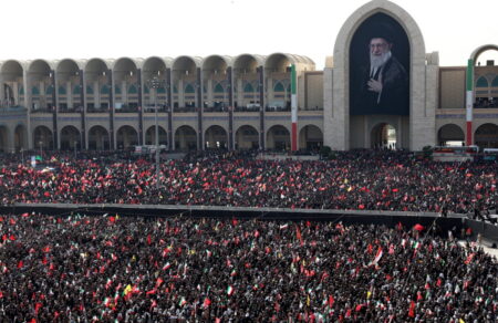 iran-plithi-syrreoyn-stin-kideia-toy-ali-chamenei-o-gios-kai-diadochos-toy-den-emfanizetai-ypo-ton-fovo-neas-dolofonikis-epithesis-vinteo-foto-785430