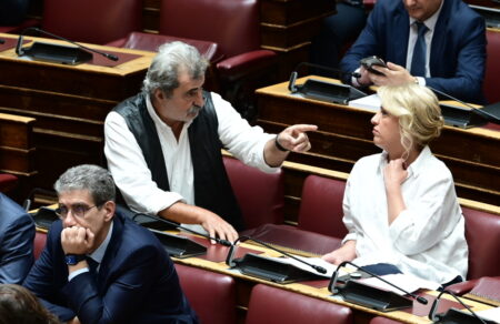 syriza-ta-agkathia-sti-synyparxi-doyroy-polaki-kai-o-gefyropoios-pappas-789722