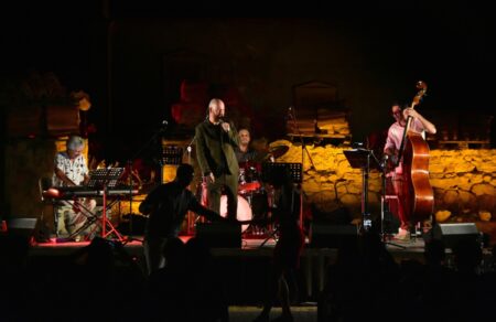 aegina-jazz-festival-to-festival-poy-den-teleionei-me-ena-cheirokrotima-788483