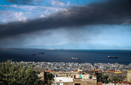 toxiko-nefos-pnigei-ti-thessaloniki-megales-oi-eythynes-tis-perifereias-kentrikis-makedonias-785911