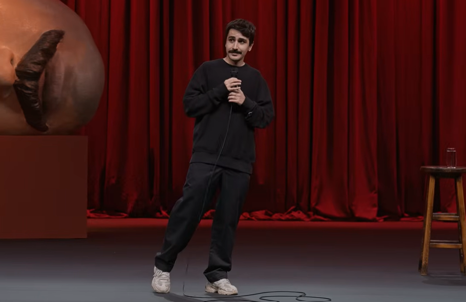 Ντενίζ Γκοκτάς / Ποιος είναι ο stand-up κωμικός που συνελήφθη από τις τουρκικές αρχές