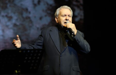 manolis-mitsias-o-gios-toy-chatzidaki-toy-apagoreyse-na-tragoydisei-ton-gianni-ton-fonia-kai-ton-apiggeile-vinteo-795793
