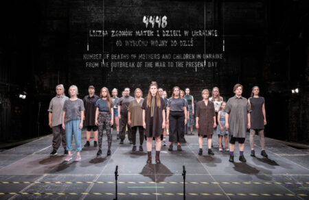 diagonismos-tvxs-deite-tin-parastasi-mothers-a-song-for-wartime-sto-mikro-theatro-epidayroy-784123