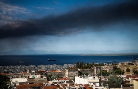 pyrinos-kloios-se-attiki-kai-thessaloniki-i-machi-me-tis-floges-to-toxiko-nefos-kai-oi-ektimiseis-ton-eidikon-785938