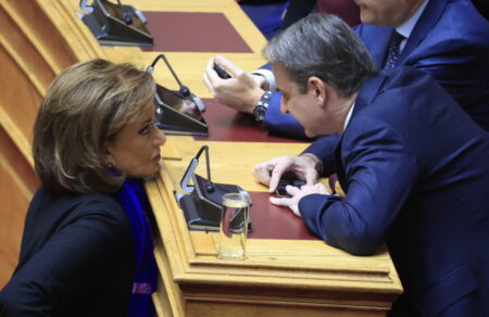 ta-ton-diadromon-to-stravoma-tis-ntoras-me-ton-kyriako-ti-den-paei-kala-me-tin-el-a-s-to-pote-min-les-pote-gia-chrysi-aygi-790178